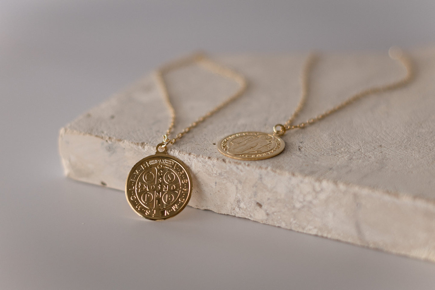 Colar Longo Medalha São Bento Dourado