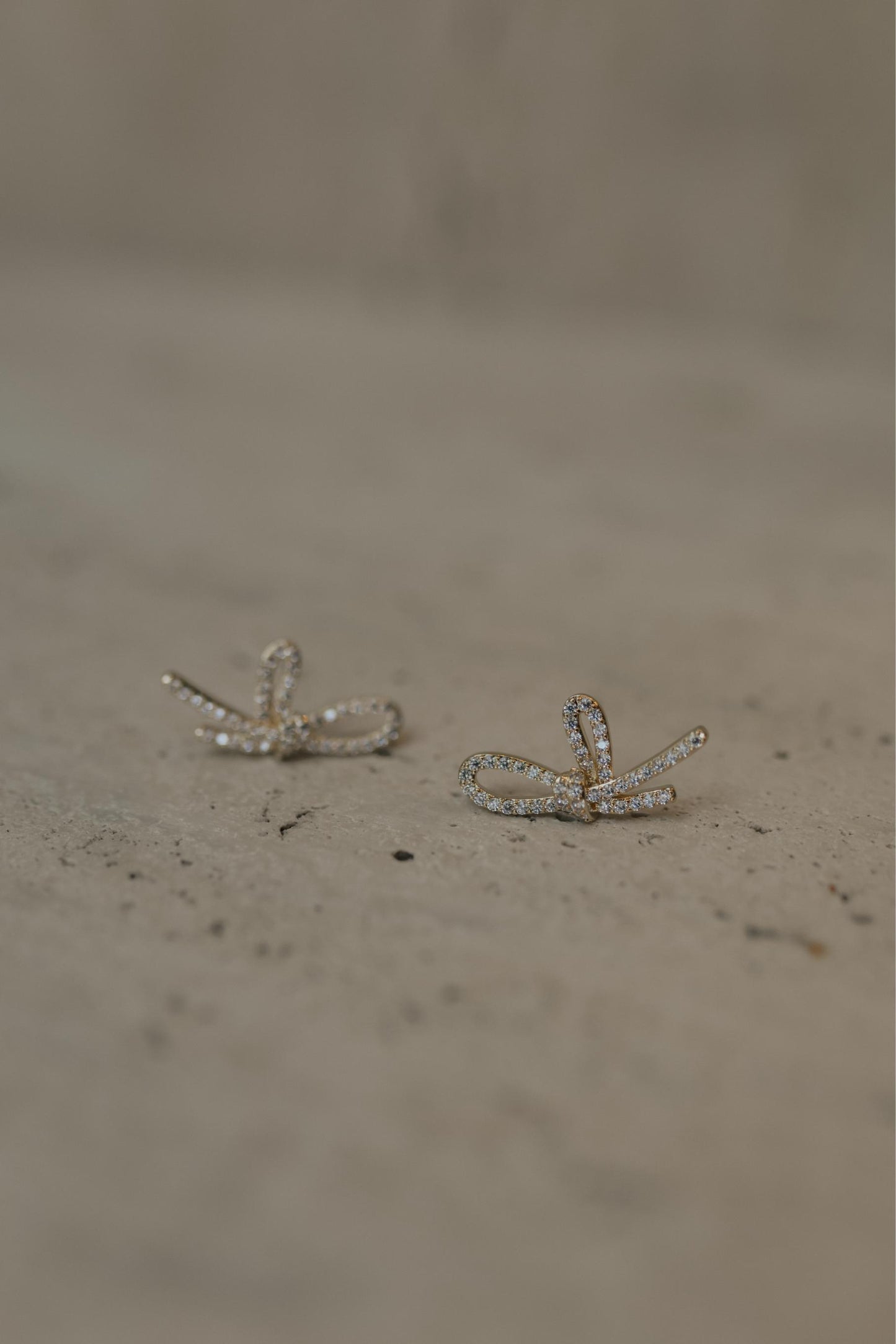 Brinco Laço Cravejado Dourado