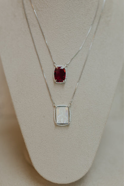 Colar Escapulário Madrepérola Rubi Ródio Branco