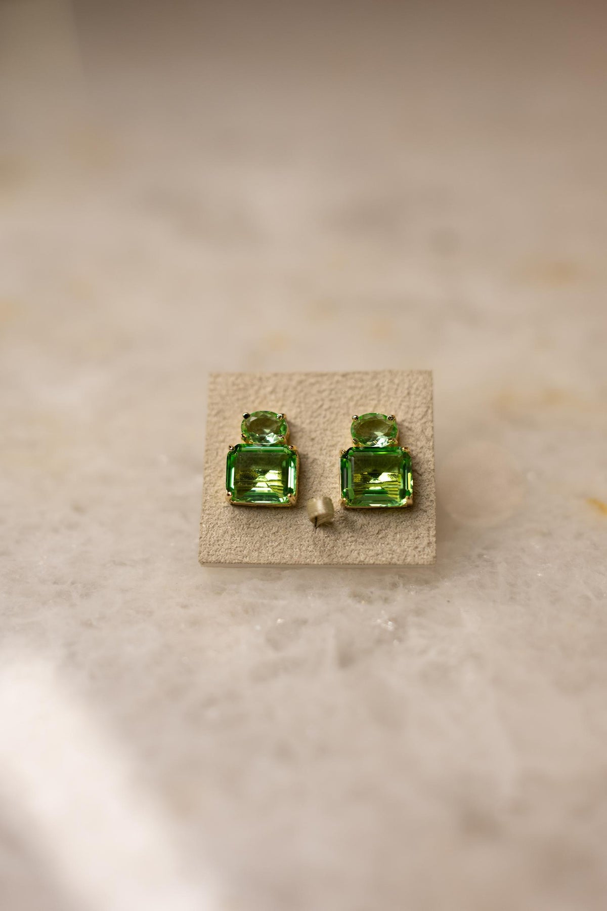 Brinco Zircônias Verde Dourado