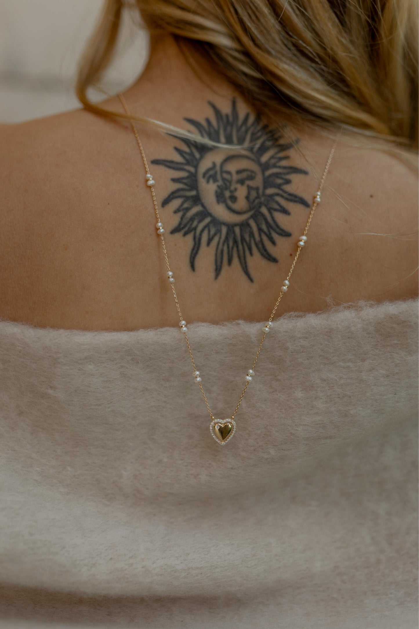 Colar Escapulário Cruz e Coração Pérolas Dourado