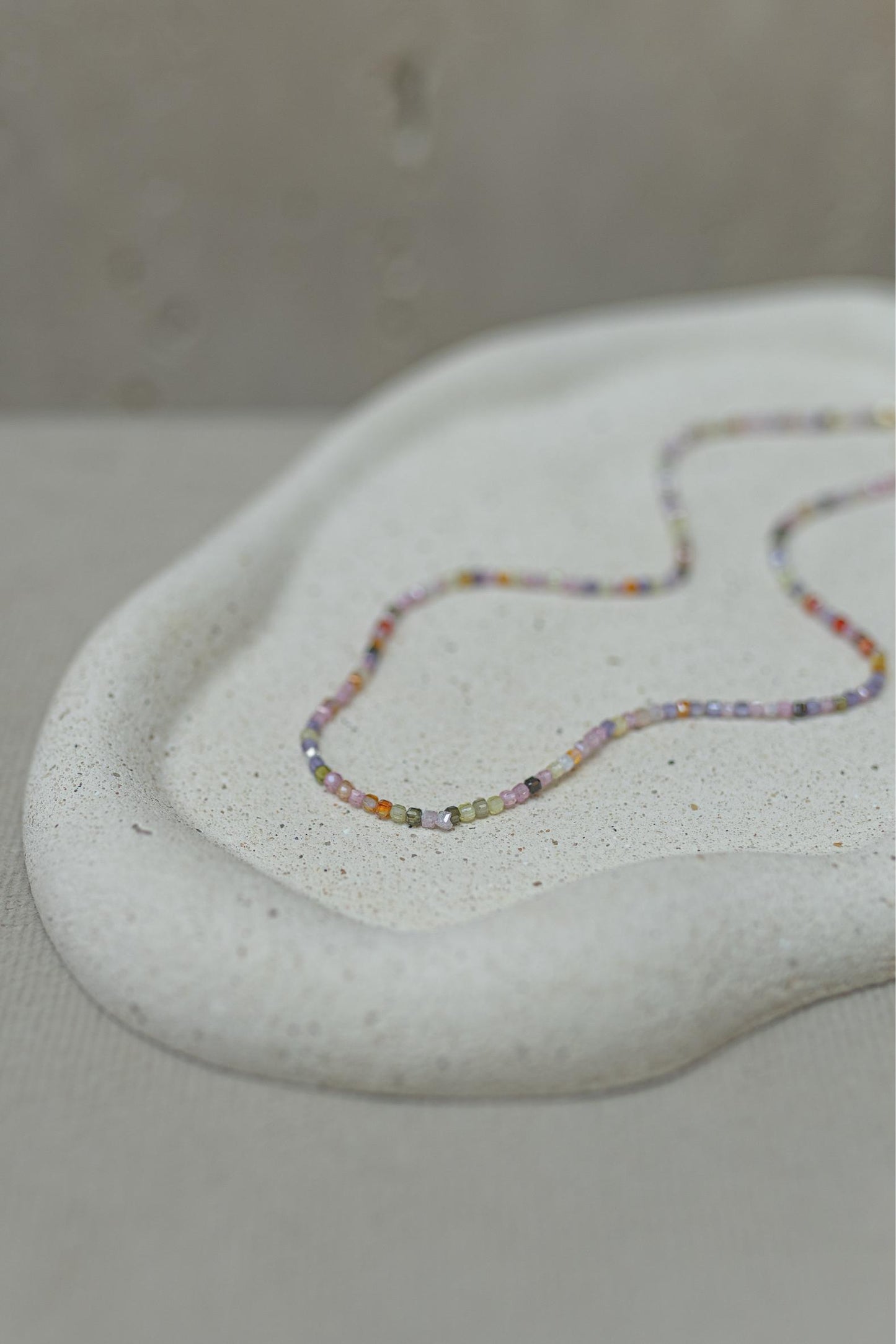 Colar Choker Pedras Naturais Coloridas Dourado