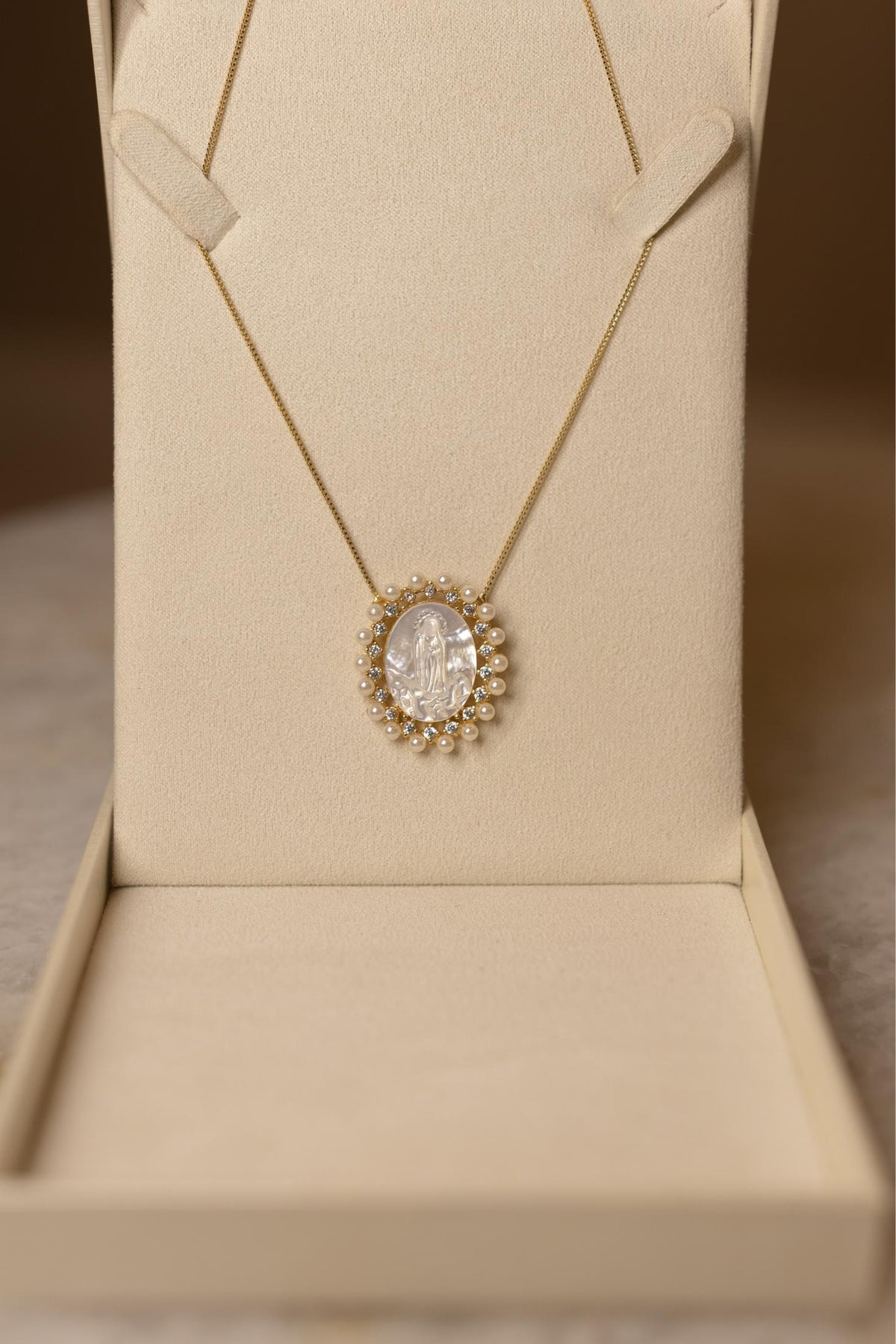 Colar Madrepérola Oval e Pérolas Dourado
