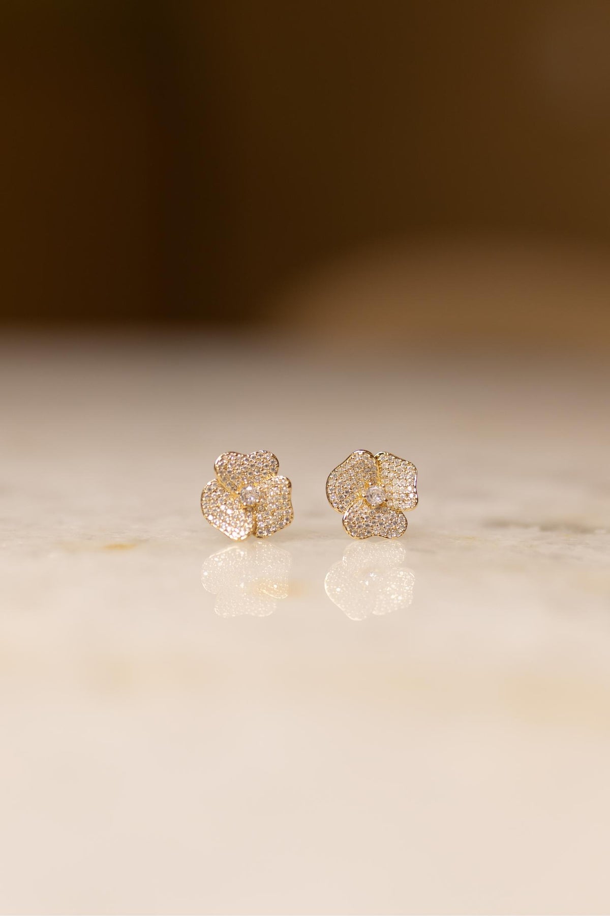 Brinco Flor 3 Pétalas Cravejado Dourado