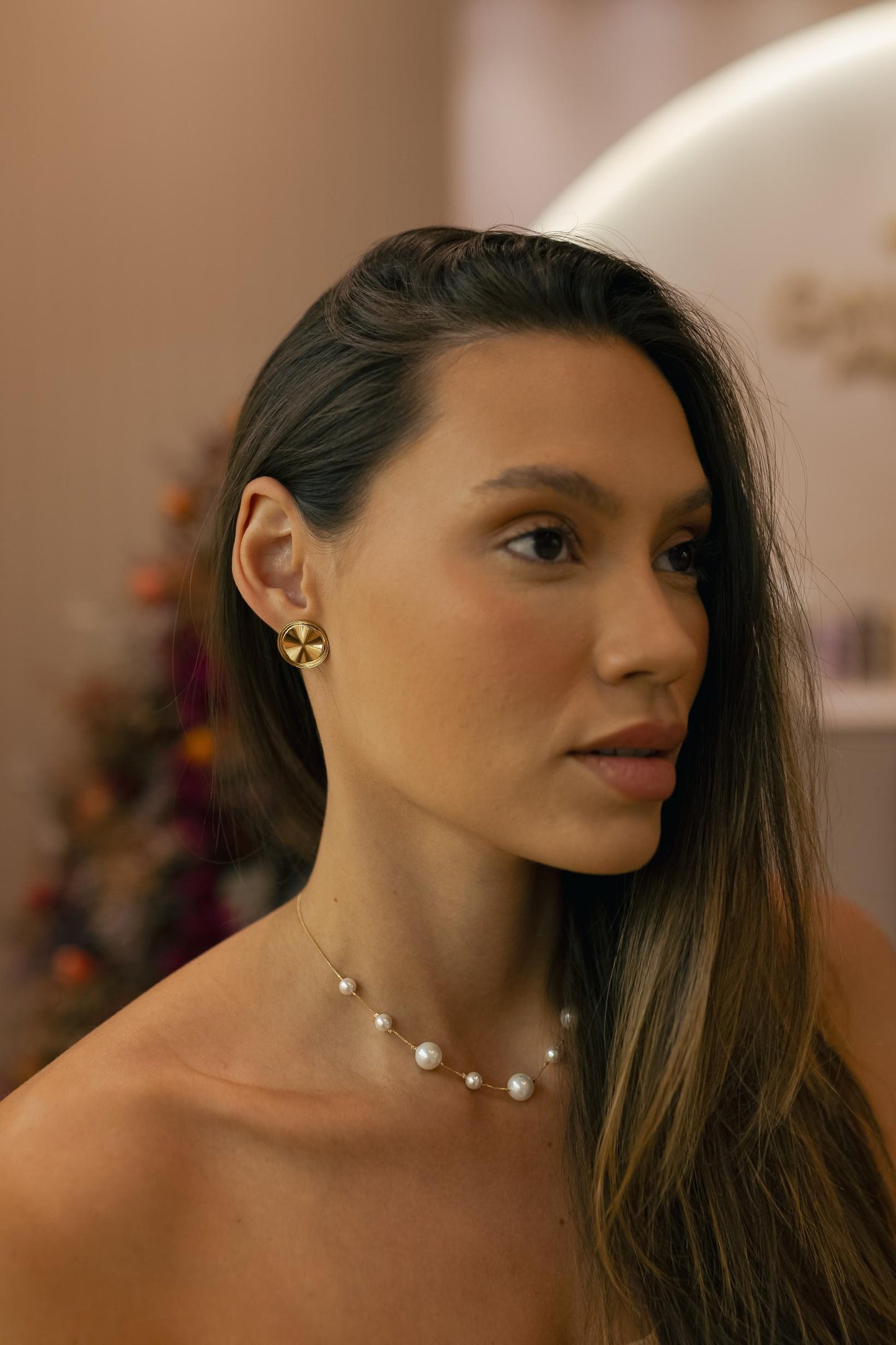 Brinco Redondo Martelado PP com Base Dourado