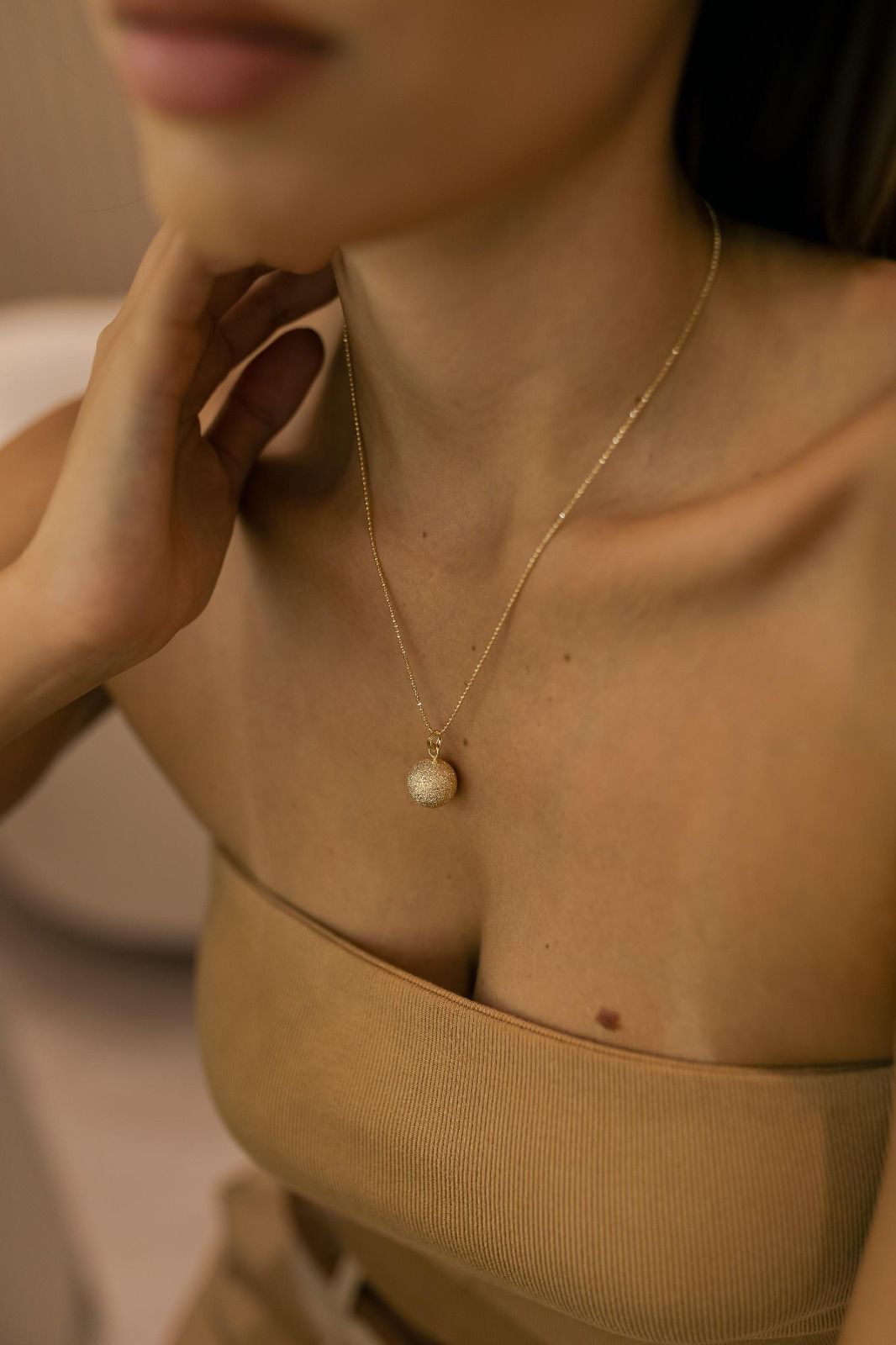 Colar de Bolinhas com Pingente de Bola Fosca