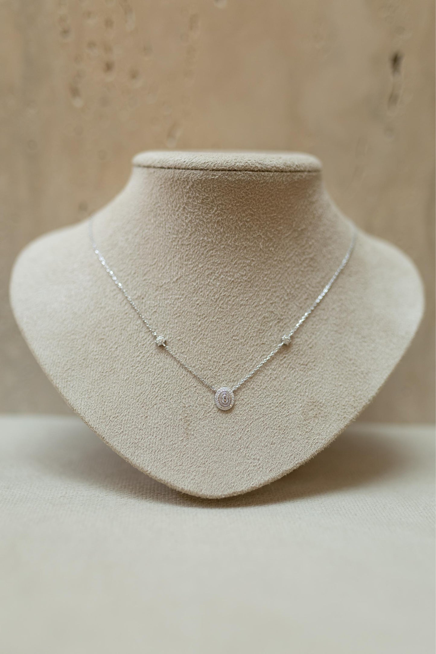 Colar Mini Nossa Senhora das Graças Flores Moissanite Prata 925 Ródio Branco