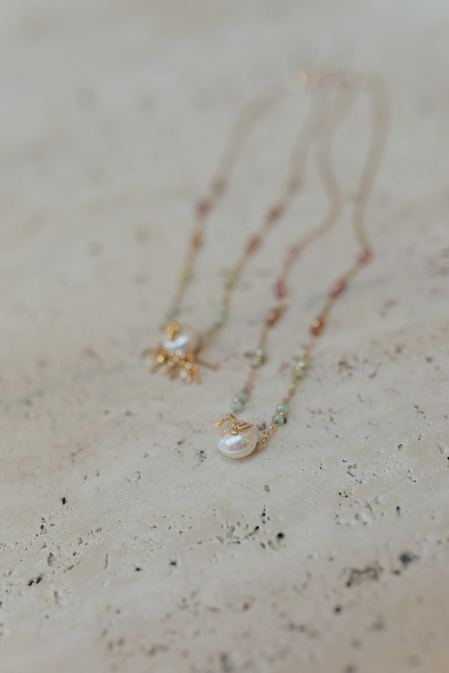 Colar Escapulário Espírito Santo Pérola Pedras Naturais  Dourado