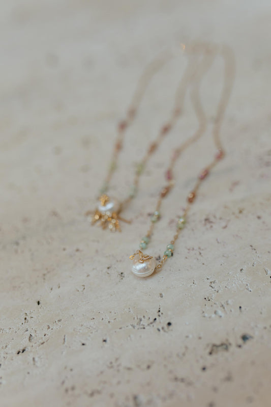 Colar Escapulário Espírito Santo Pérola Pedras Naturais  Dourado