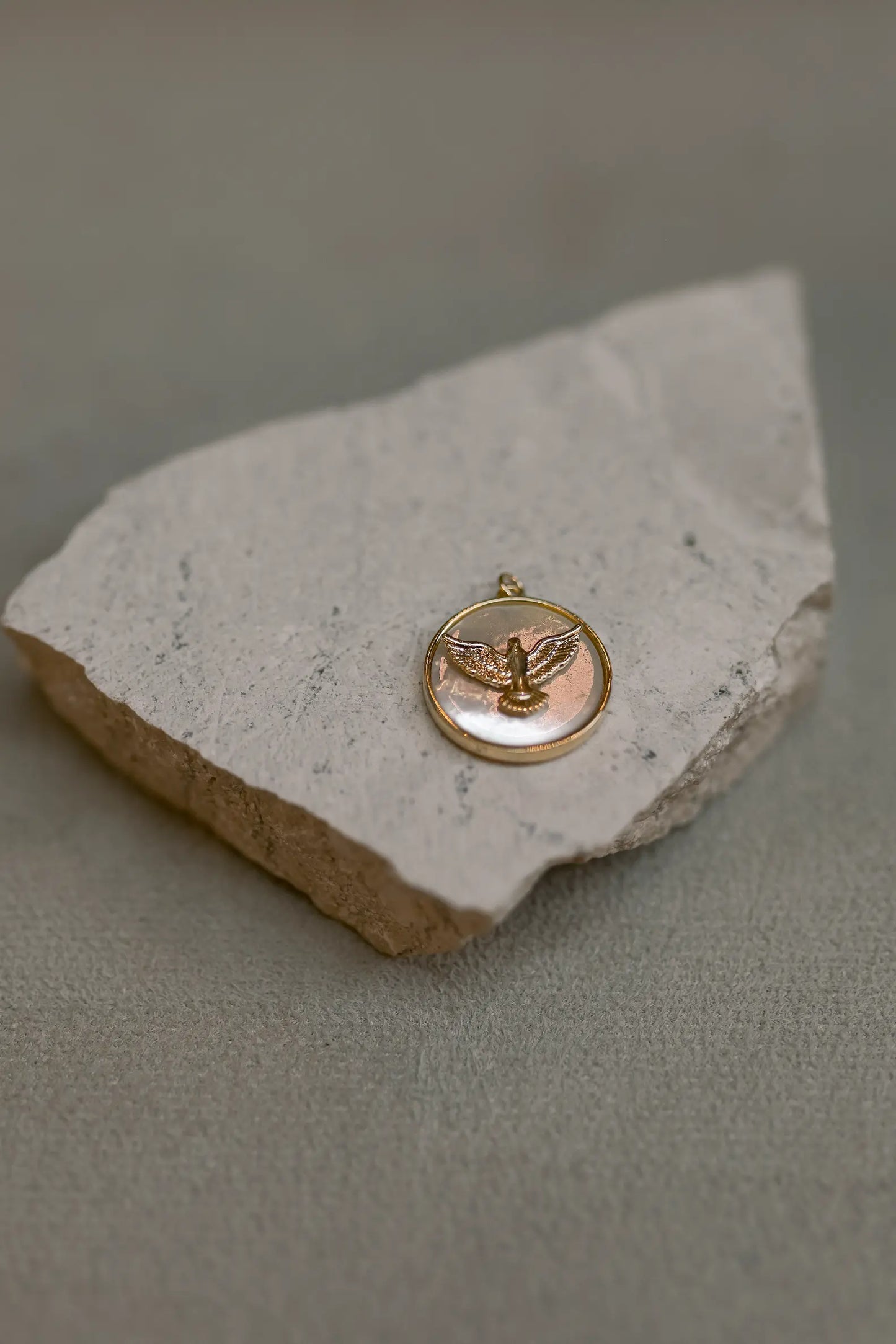 Colar Divino Espírito Santo  Madrepérola Dourado