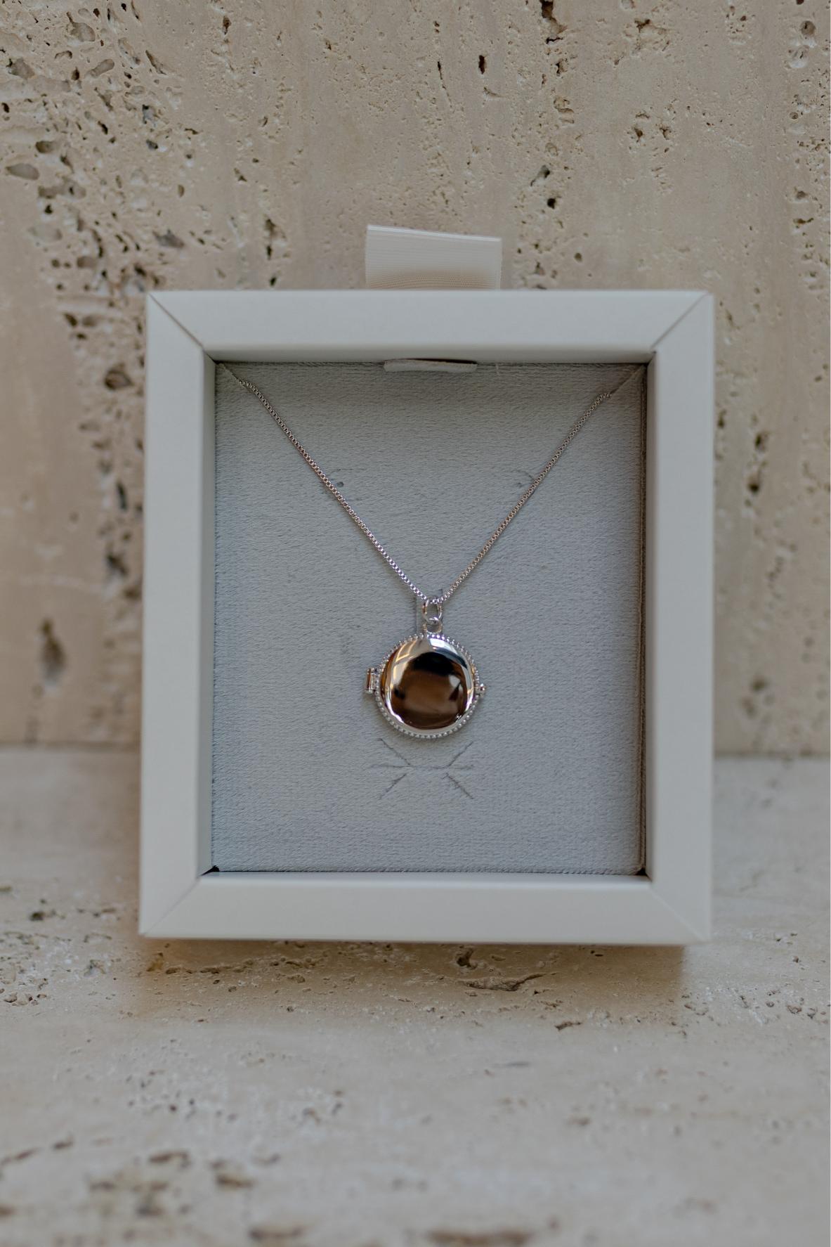 Colar Relicário Redondo Liso Ródio Branco