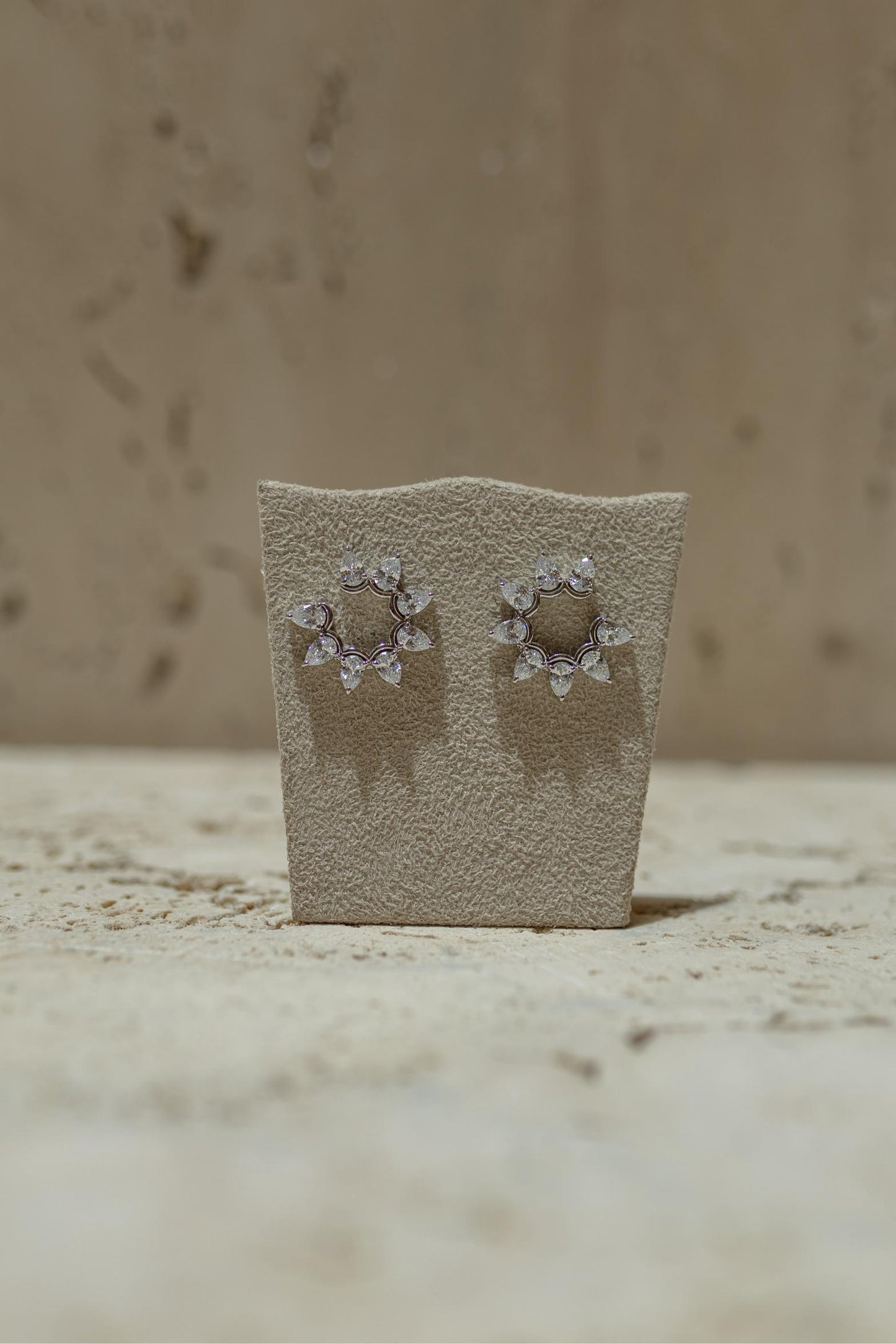 Brinco Argola Frontal 8 Zircônias Ródio Branco