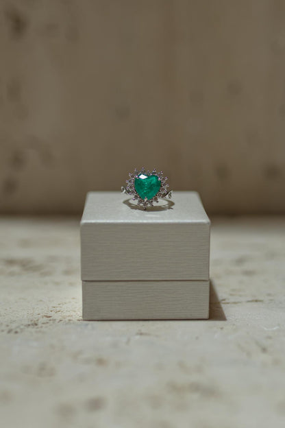 Anel Coração Borda Cravejada Esmeralda Ródio Branco