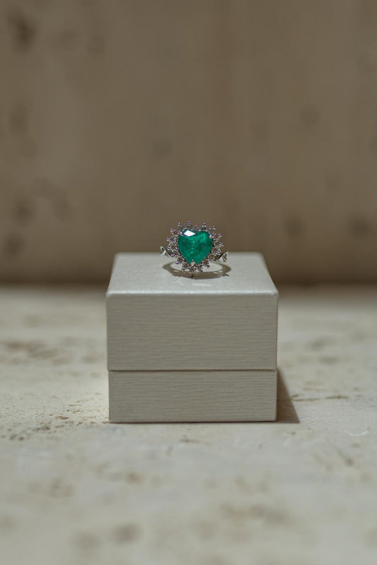 Anel Coração Borda Cravejada Esmeralda Ródio Branco