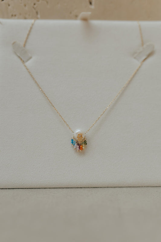 Colar Choker Mão de Hamsá com Pedras e Pérola Dourado