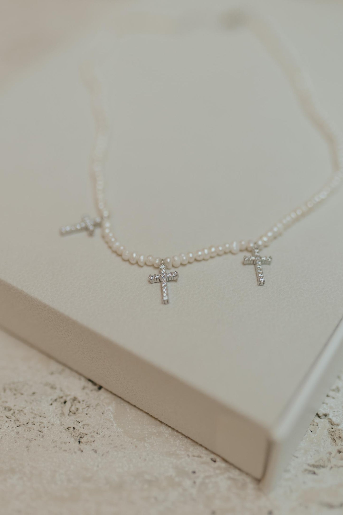 Colar Mini Pérola de Água Doce Crucifixos Prata 925 Ródio Branco