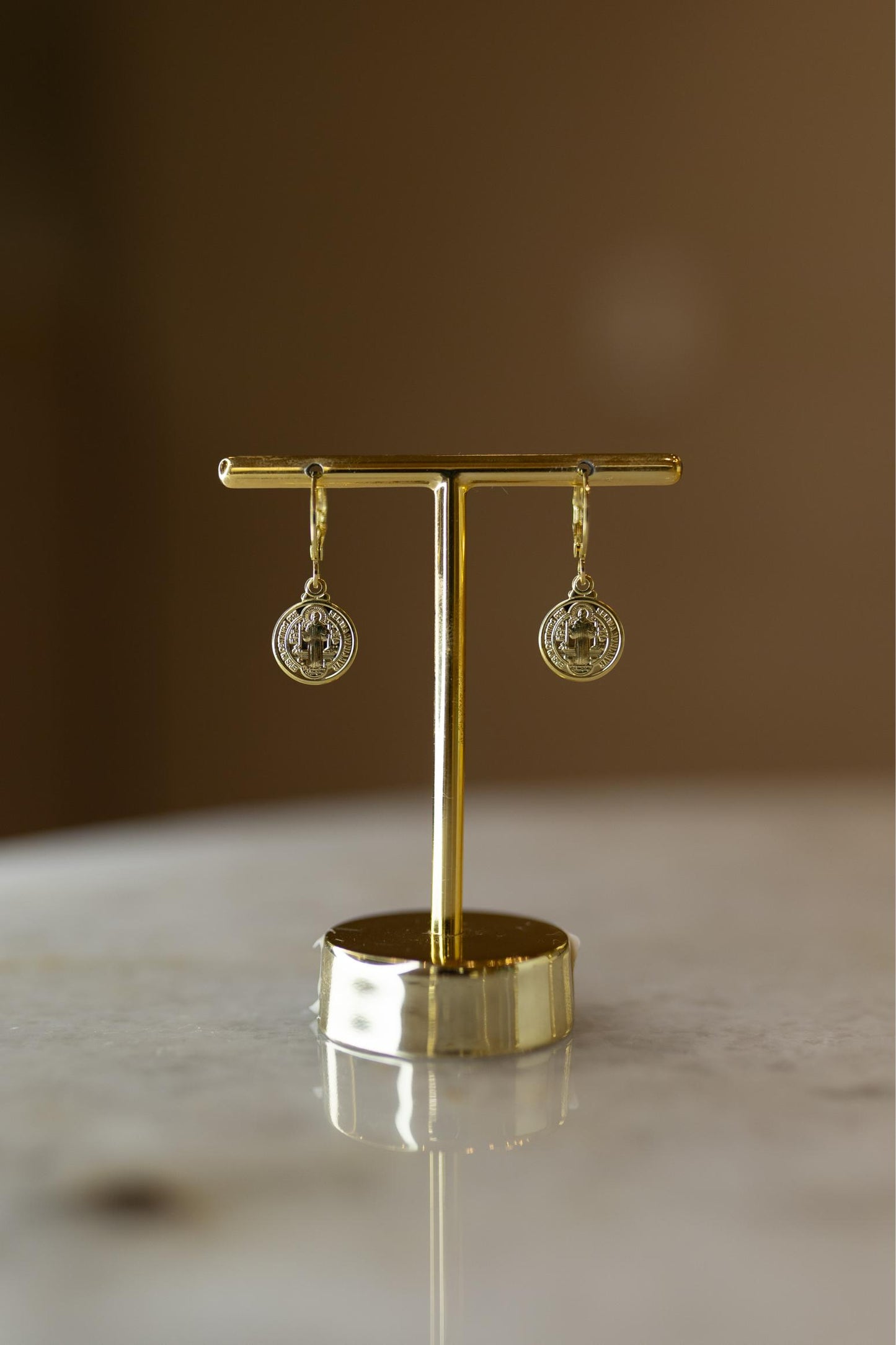 Brinco Argola Medalha de São Bento Dourado