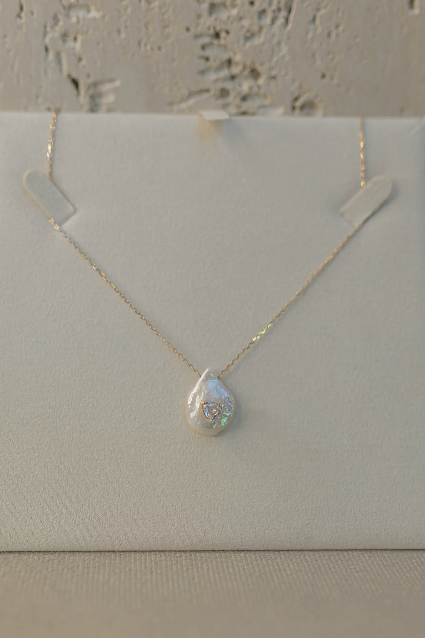 Colar Pingente de Pérola Barroca com Zircônia Dourado