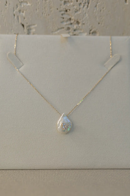 Colar Pingente de Pérola Barroca com Zircônia Dourado