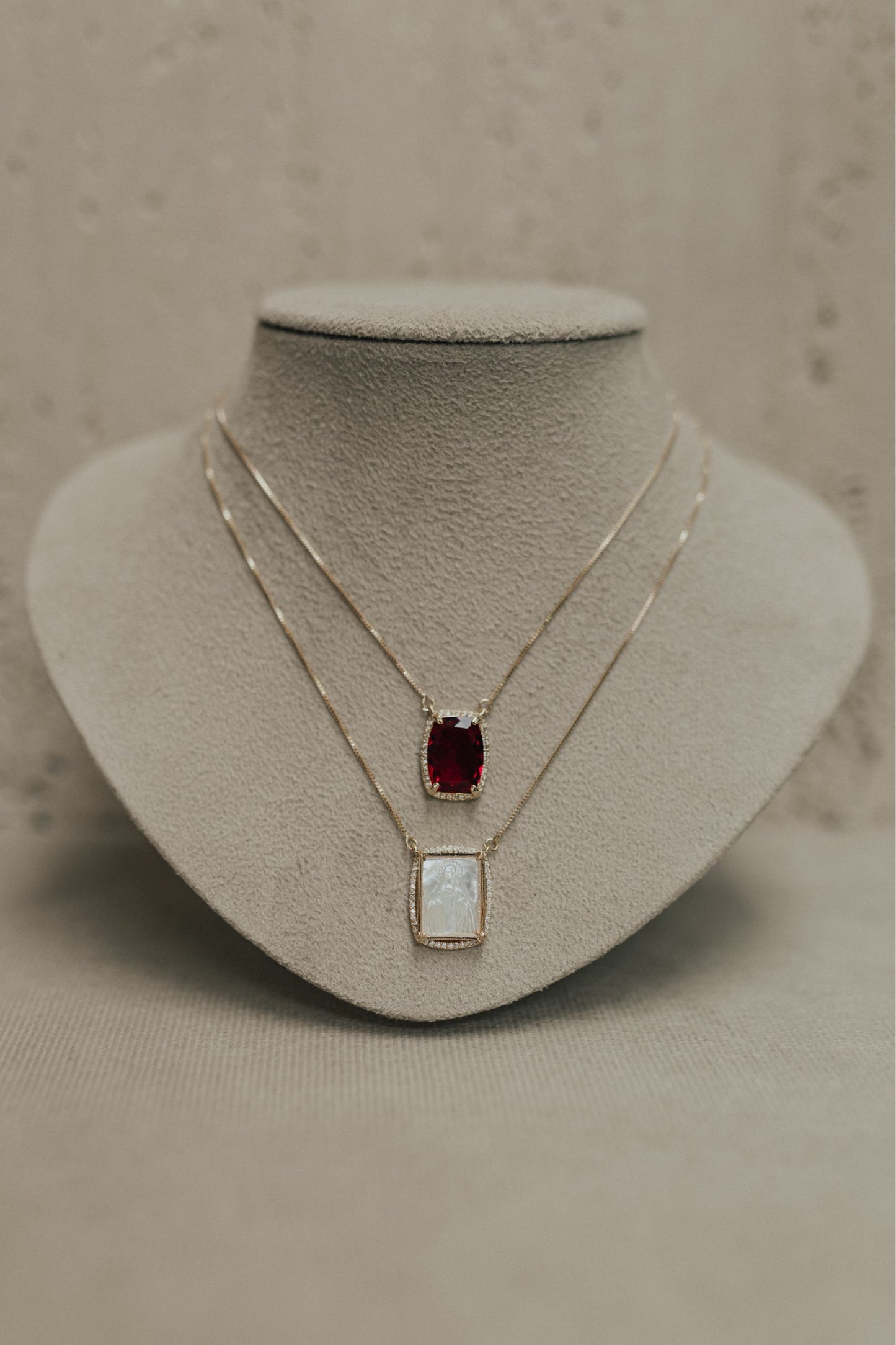 Colar Escapulário Madrepérola Rubi Dourado