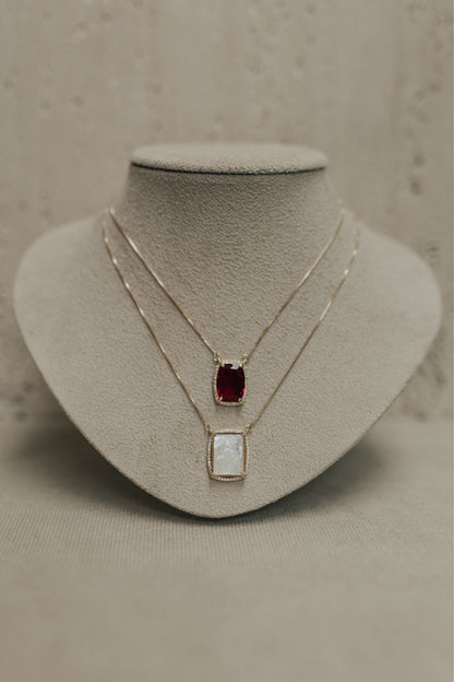 Colar Escapulário Madrepérola Rubi Dourado