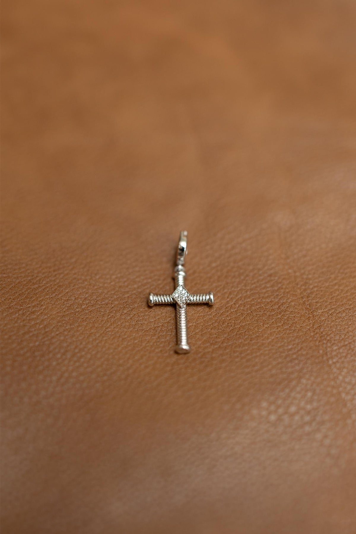 Pingente Crucifixo Detalhe Cravejado Ródio Branco