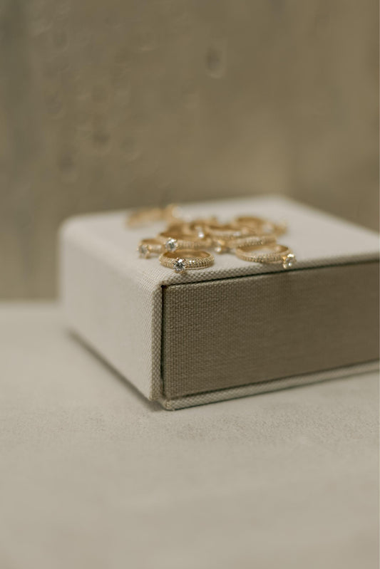 Anel Solitário Cravejado Dourado