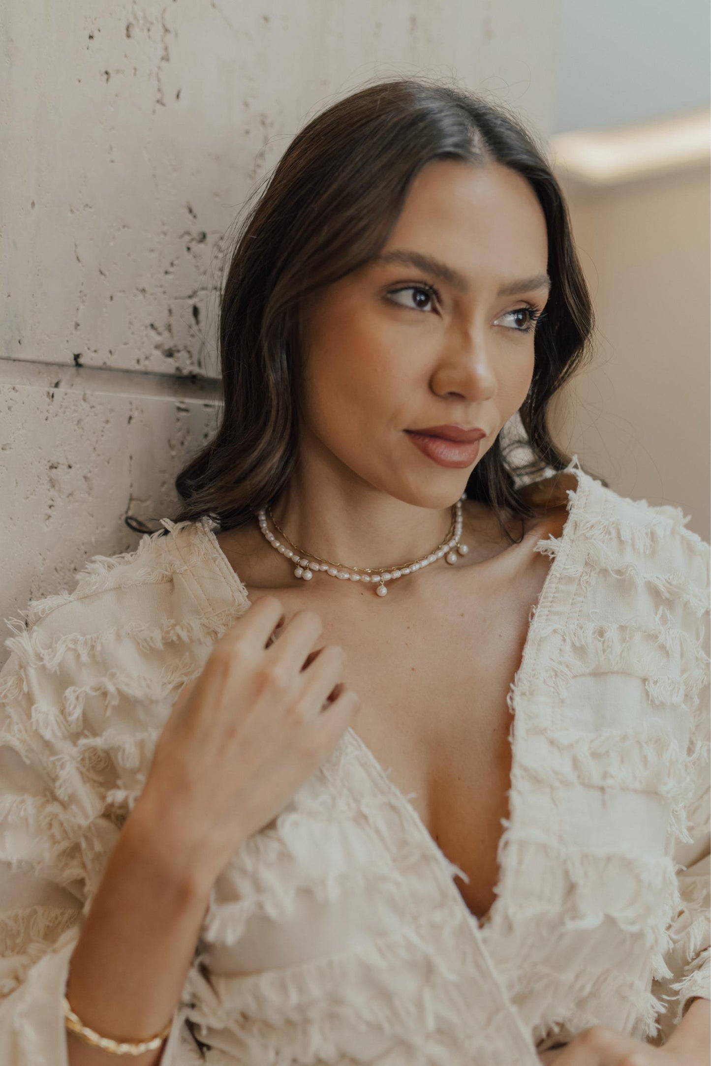 Colar Pérolas de Água Doce com Detalhes Dourado