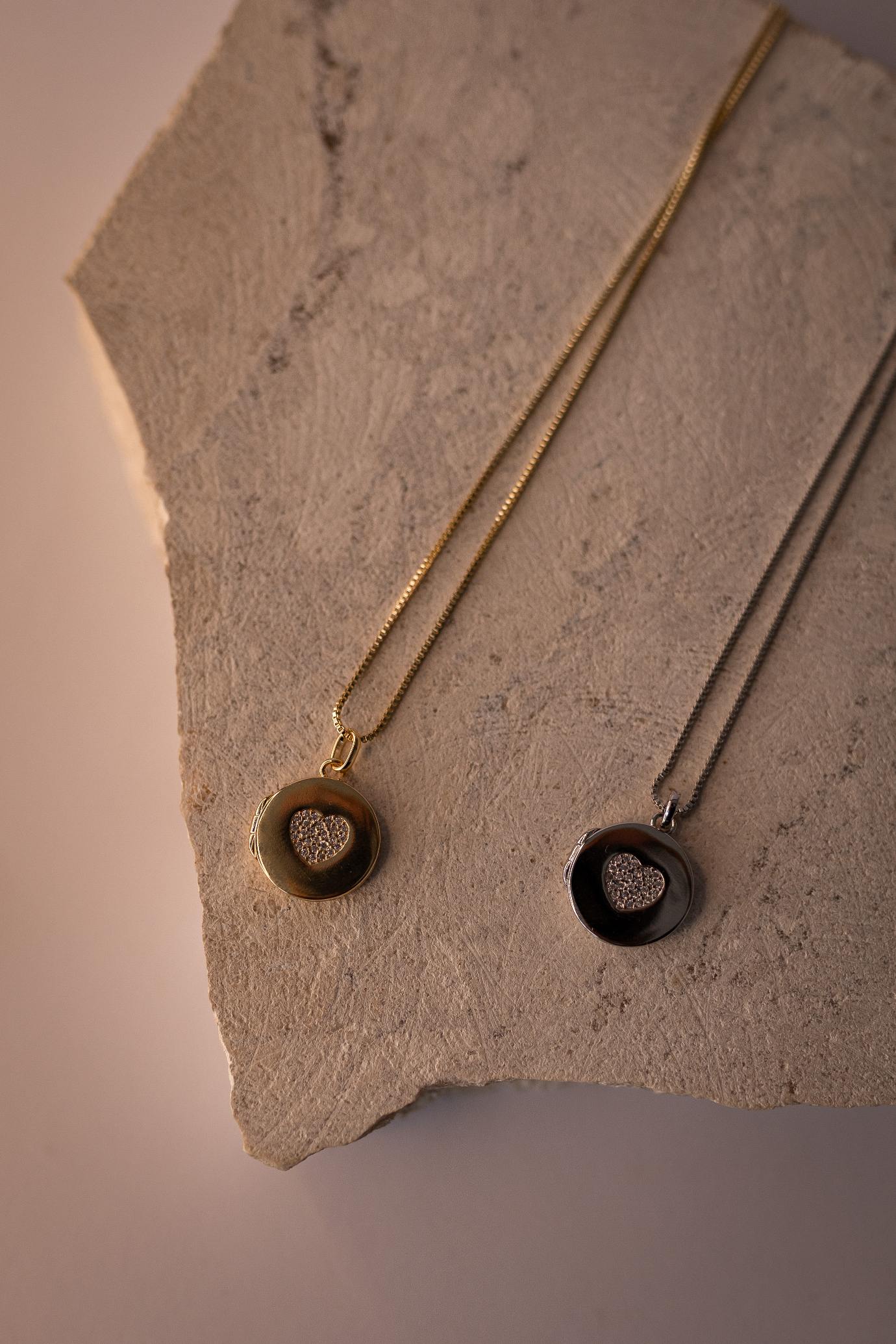 Colar Relicário Coração Cravejado Mini Dourado