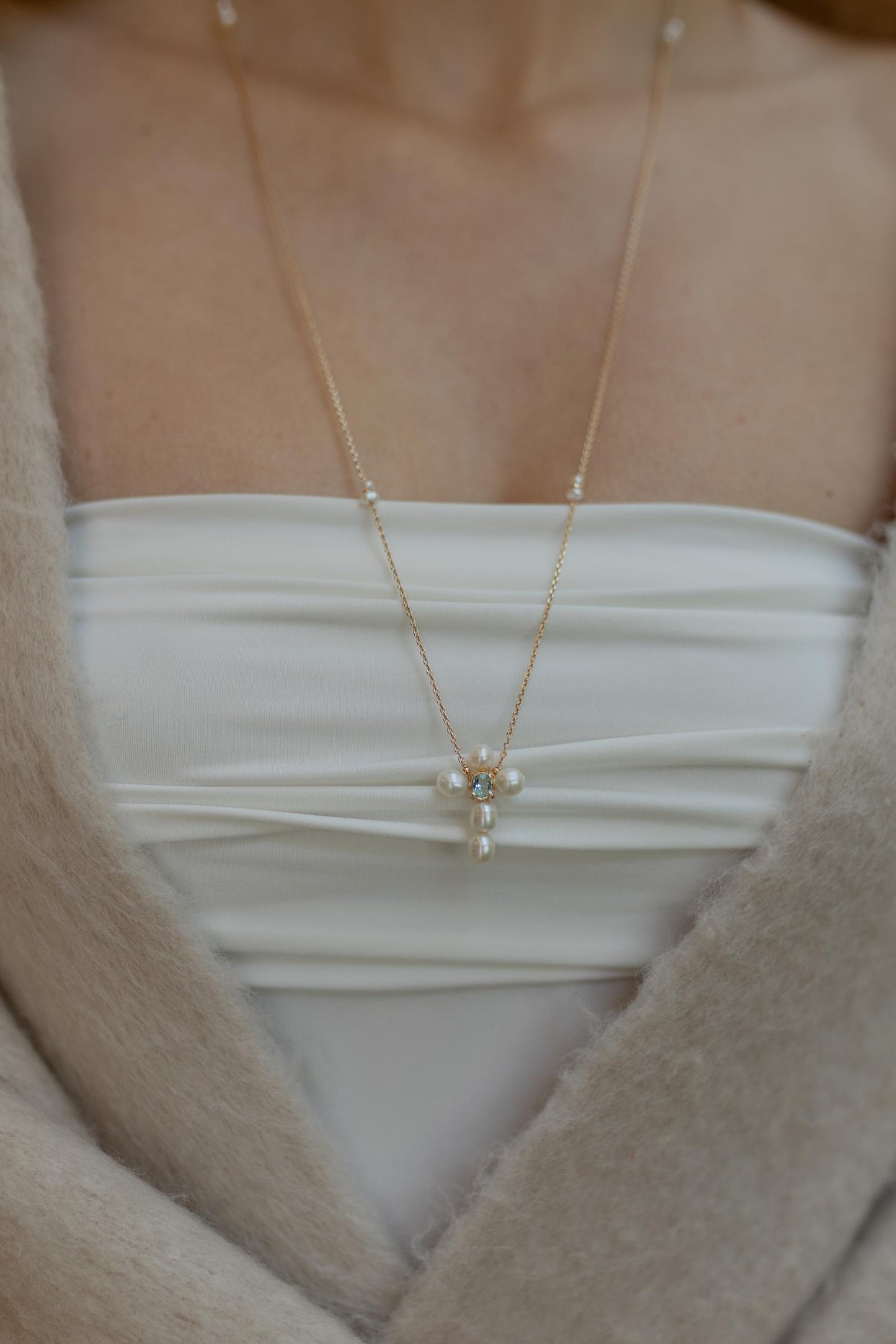 Colar Escapulário Cruz e Coração Pérolas Dourado