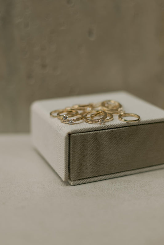 Anel Solitário e Zircônias Dourado