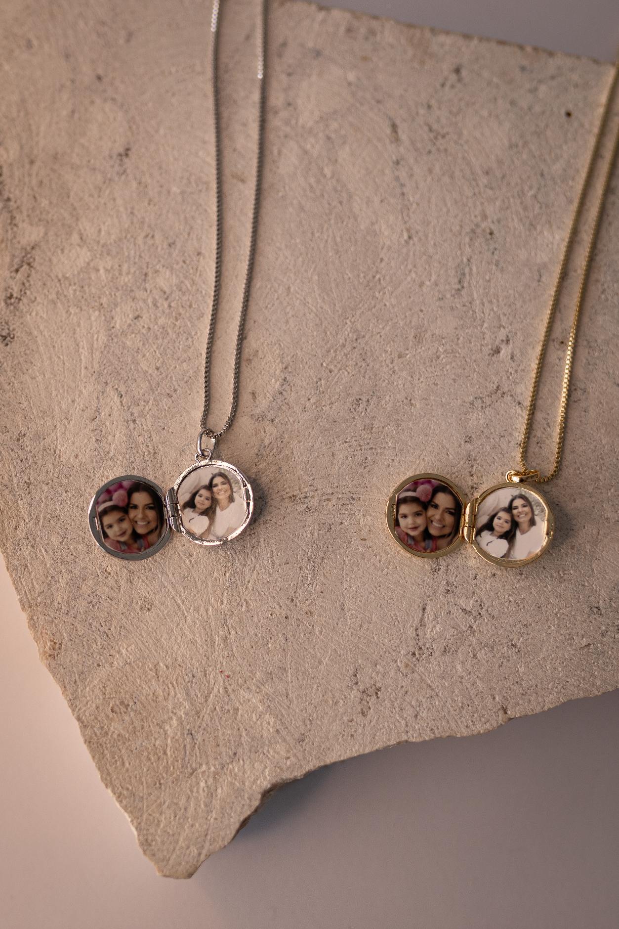 Colar Relicário Coração Cravejado Mini Dourado