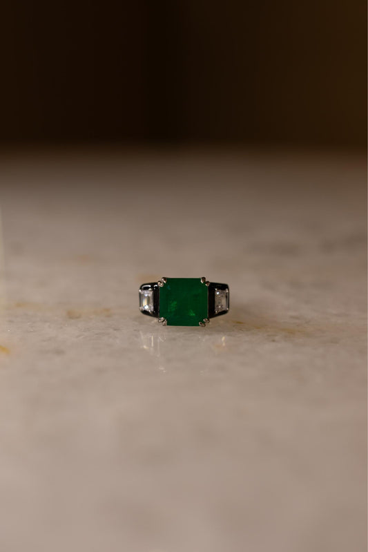 Anel Esmeralda Fusion e Detalhe Esmaltado Cristal Ródio Branco