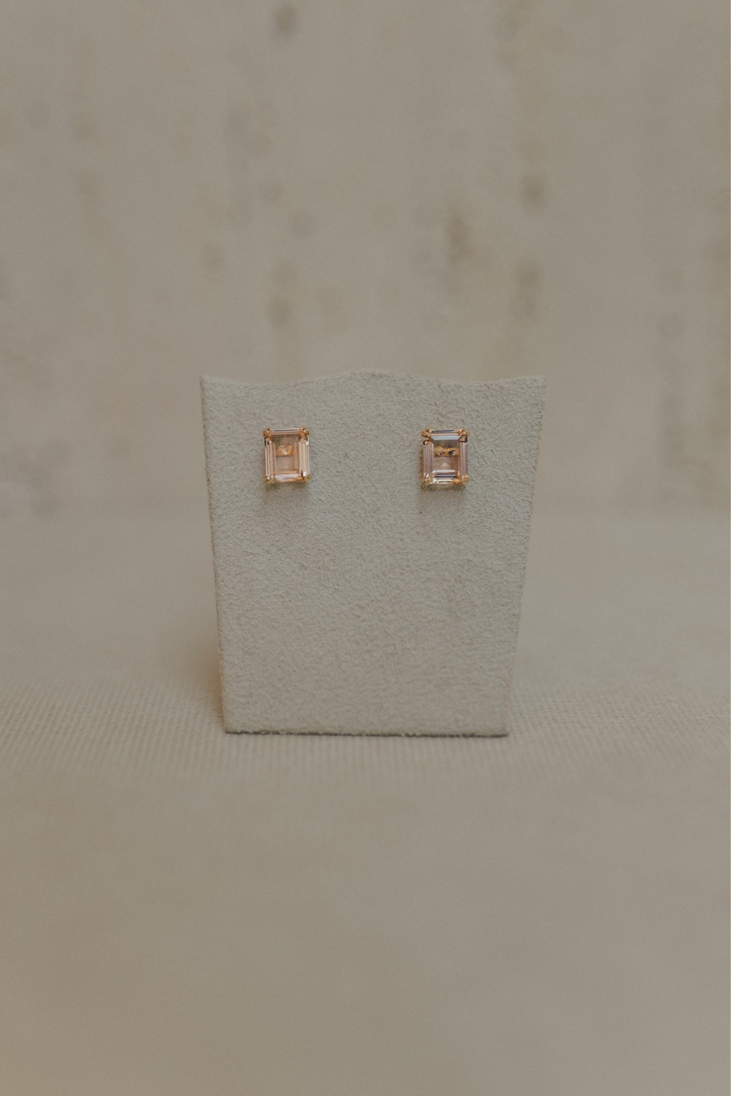 Brinco Solitário Retangular Morganita Dourado