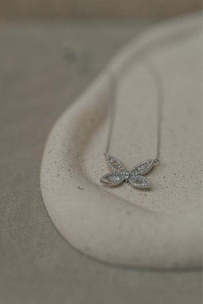 Colar Borboleta Baguete Cristal Ródio Branco