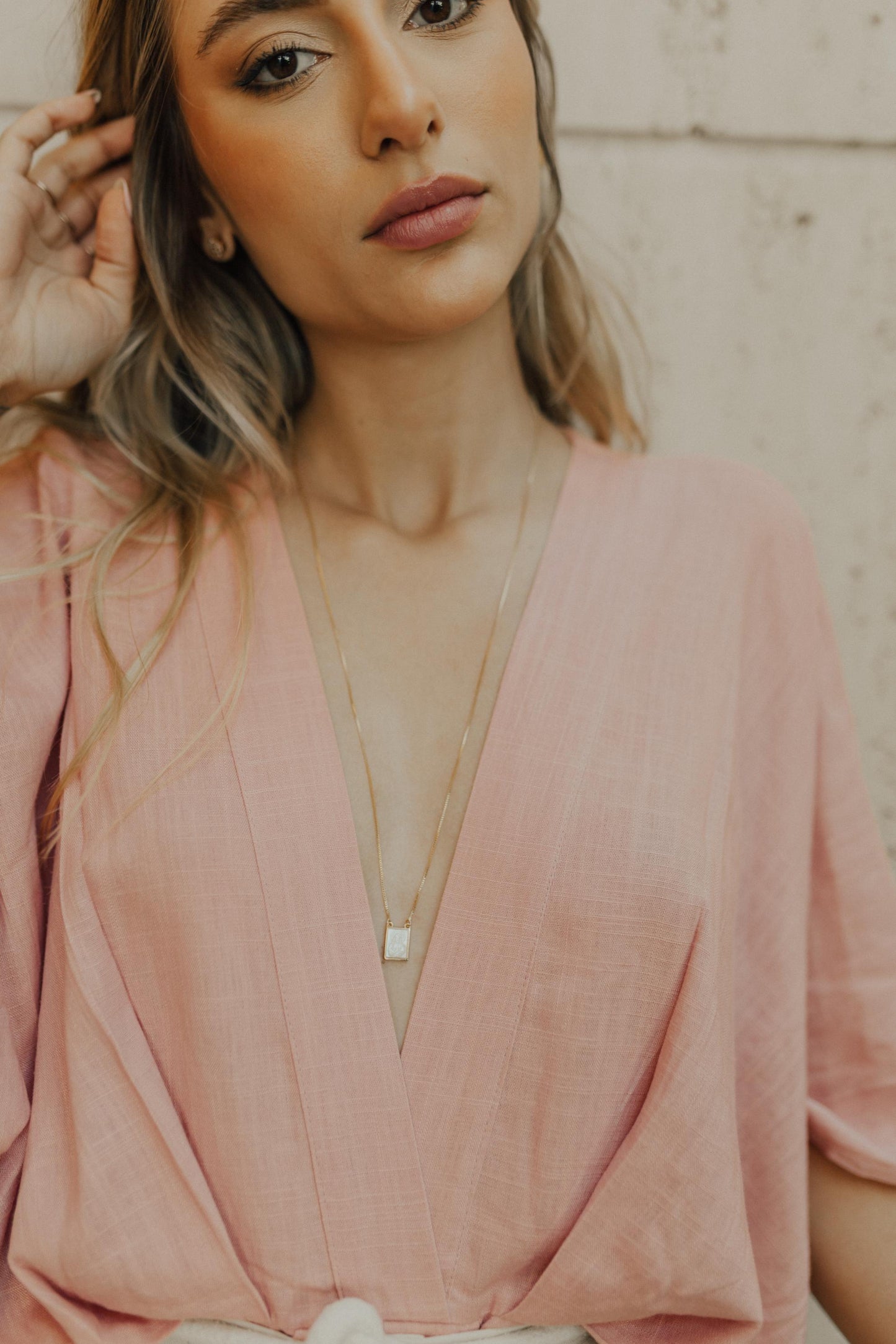 Colar Escapulário Nossa Senhora do Carmo Madrepérola Dourado