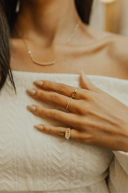 Anel Meia Aliança Cravejada Dourado