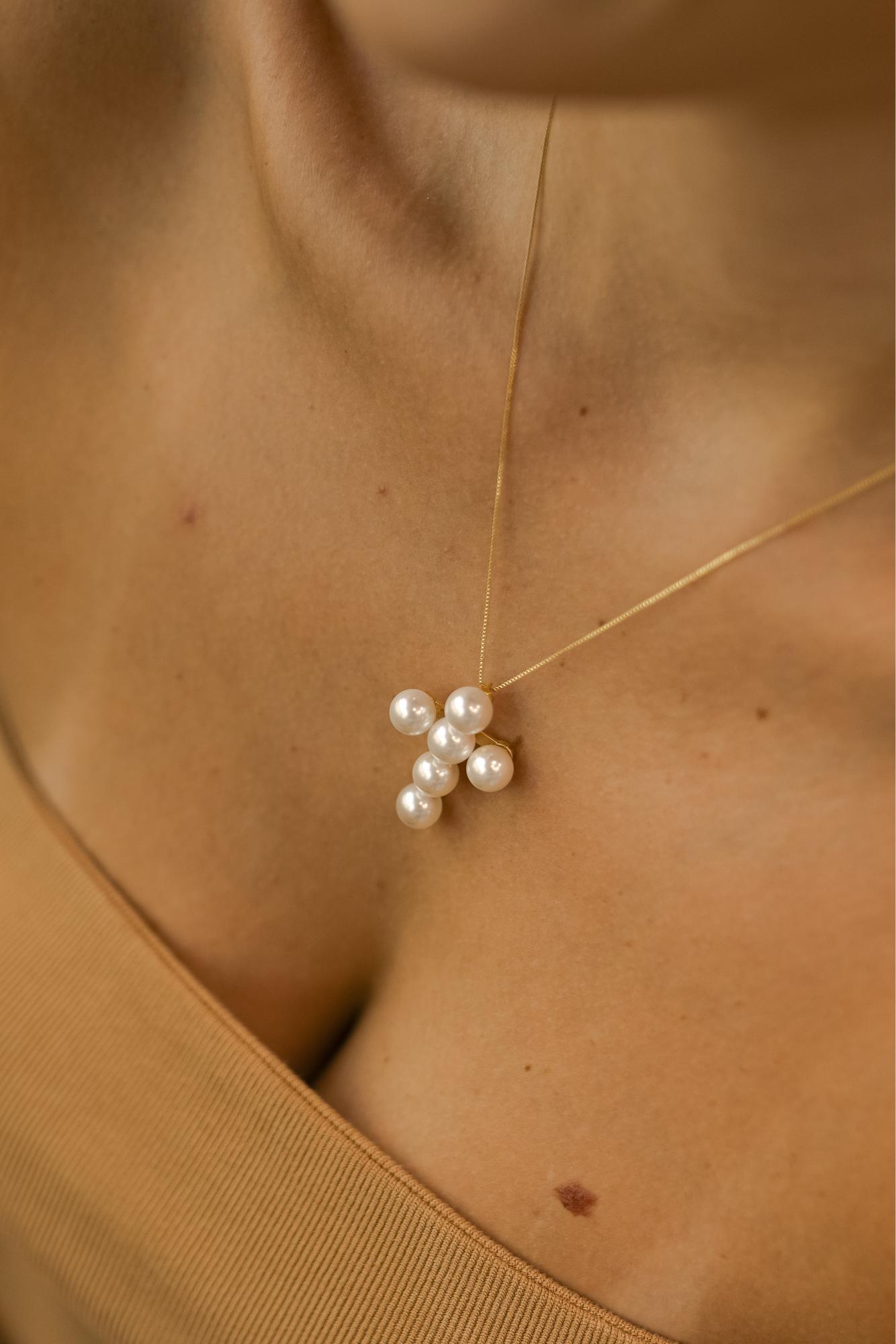 Colar Crucifixo de Pérola Dourado