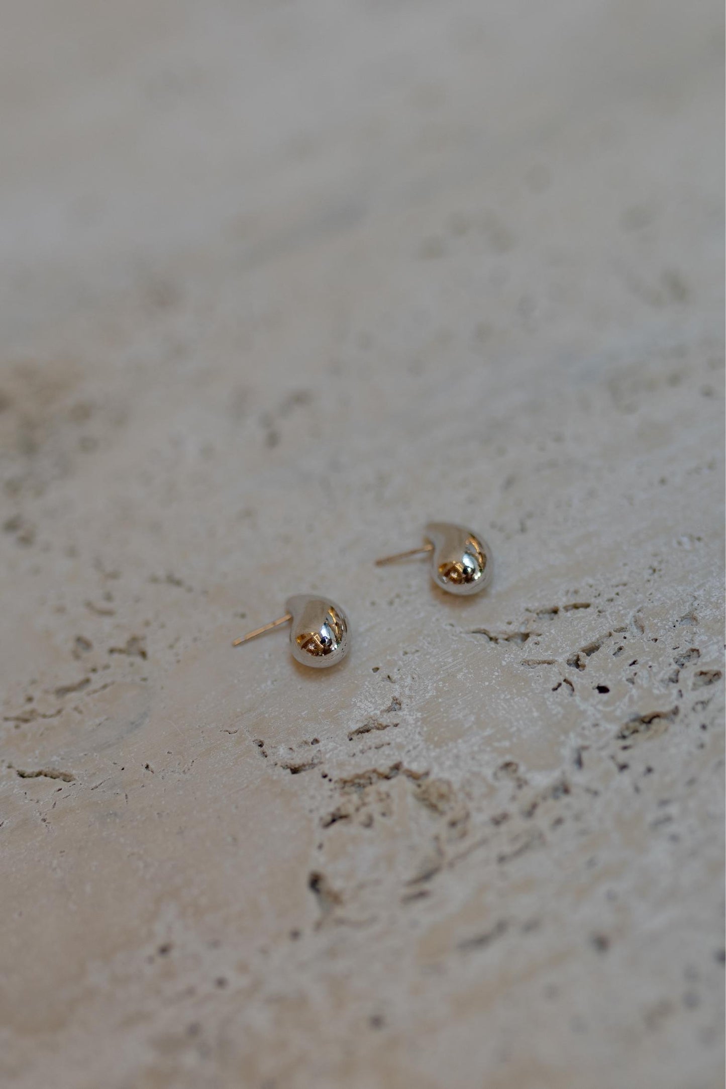 Brinco Gota Oca Mini Ródio Branco