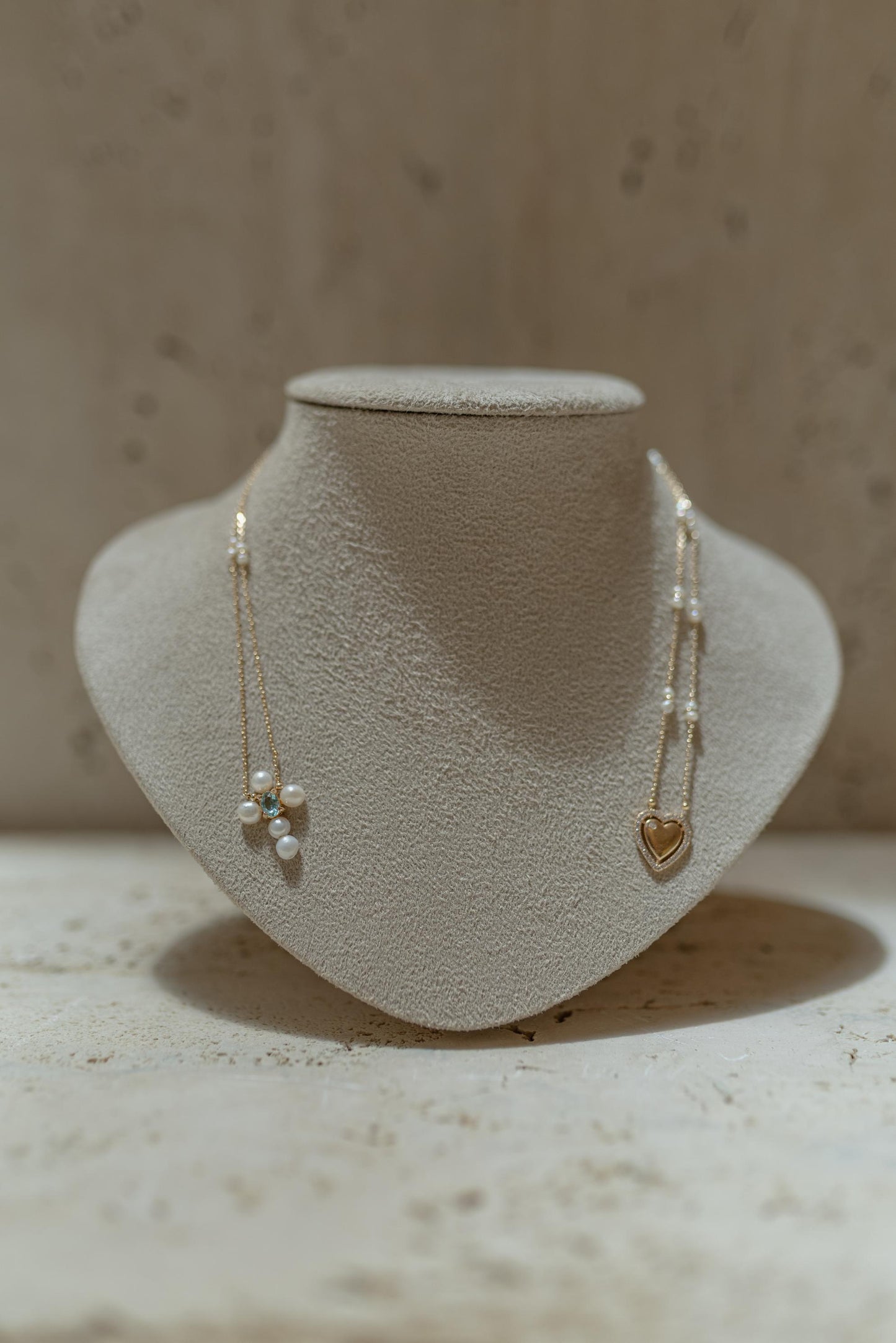 Colar Escapulário Cruz e Coração Pérolas Dourado