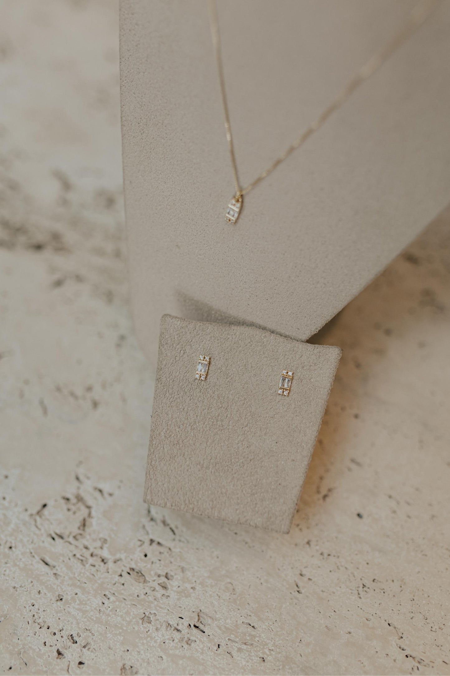 Colar Retangular Vintage Baguete Dourado