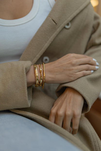 Bracelete com Borda Trabalhada Dourado