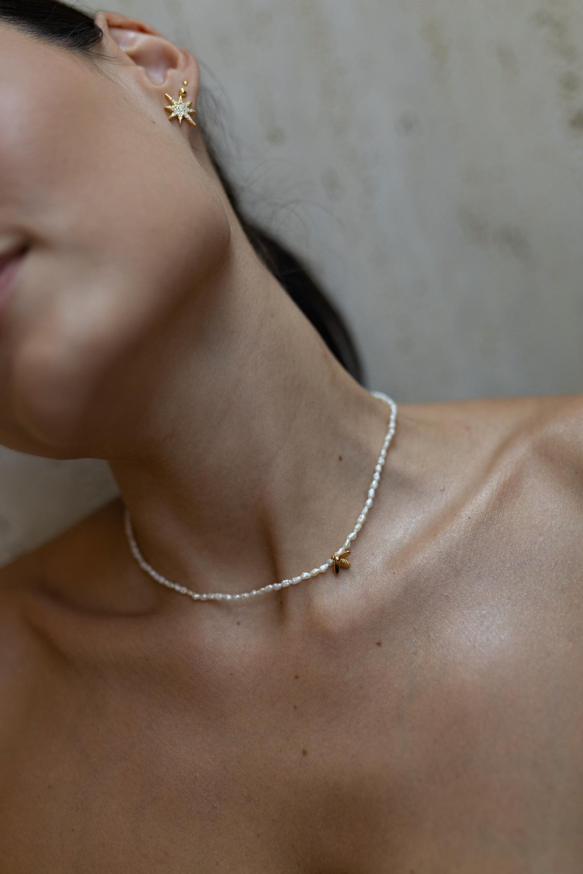 Colar Choker Bee Pérola de Água Doce Dourado