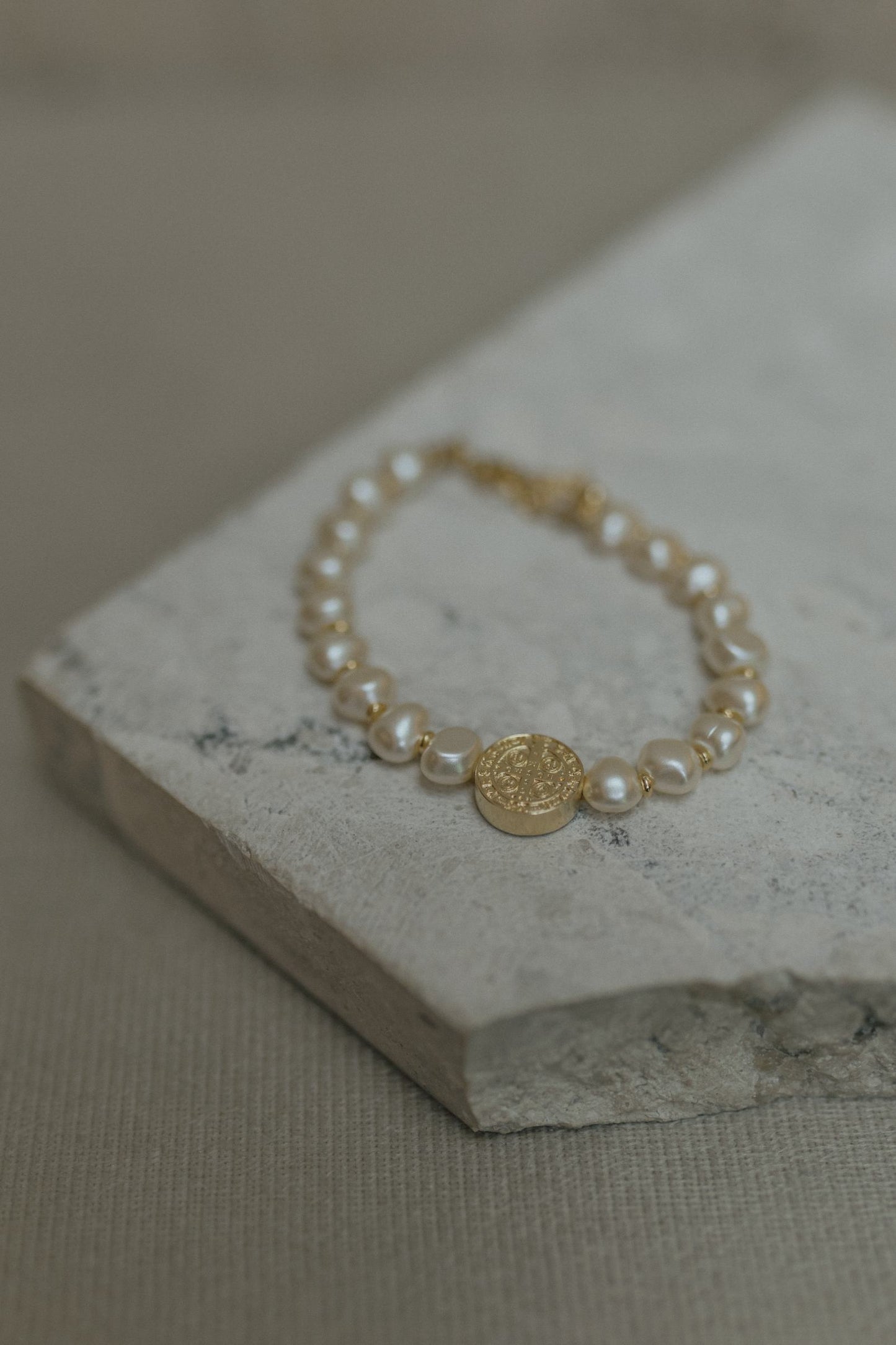 Pulseira São Bento Pérolas Dourado