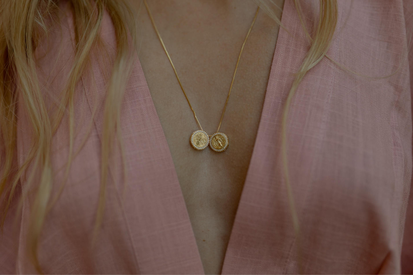 Colar Escapulário De São Bento Cravejado Articulável Dourado