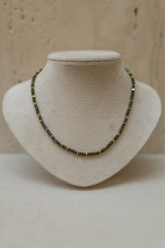 Colar Pedras Naturais Oliva Dourado