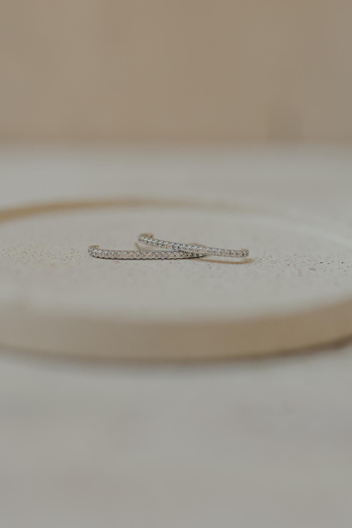 Brinco Ear Hook Cravejado