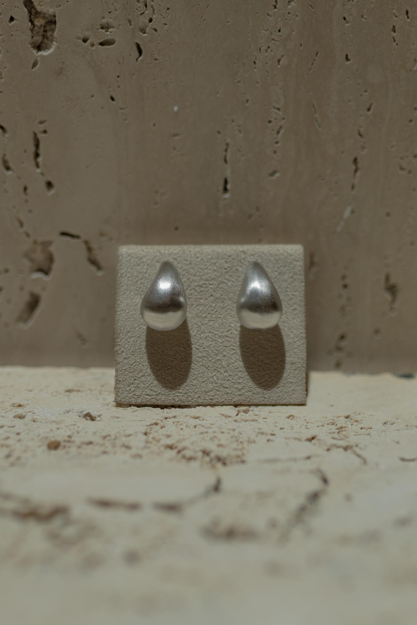 Brinco Gota Oca Menor Fosco Ródio Branco