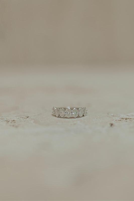 Anel Meia Aliança Oval Moissanite Prata 925 Ródio Branco
