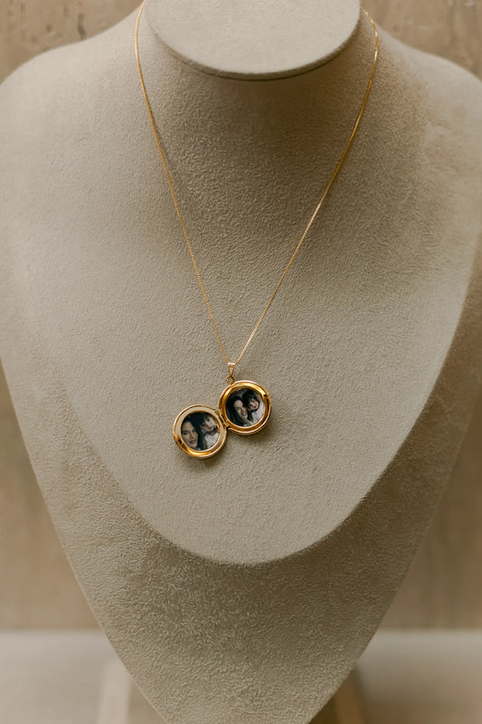 Colar Relicário Personalizado com 2 Fotos | Borda Trabalhada Banho Ouro 18k